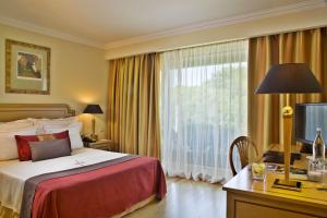 卡斯卡伊斯卡伊斯米拉格健康及Spa水疗酒店的酒店客房设有一张床和一个大窗户