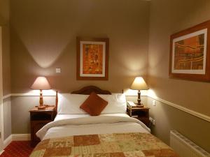 皇室温泉酒店客房内的一张或多张床位