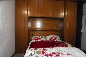 迪尔巴克S.C.I. 亚军海滩宾馆的一间卧室配有一张带木制床头板的床