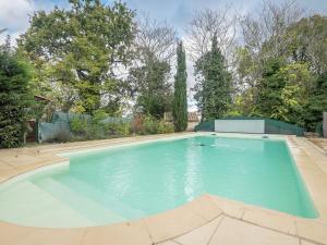 蒙巴兹雅克Charming holiday home with pool的庭院里的一个蓝色海水大型游泳池