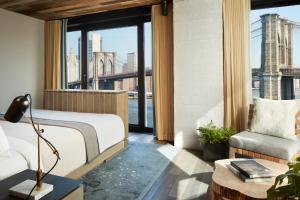 布鲁克林布鲁克林大桥1号酒店的市景卧室 - 带1张床
