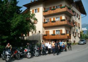 FiavèAlbergo Genzianella的停在大楼前的一组摩托车