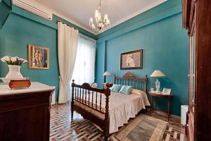 Xerta西丽敏亚斯之家酒店的一间拥有蓝色墙壁的卧室,配有一张床和一张桌子