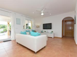 库姆布勒德尔索尔Belvilla by OYO Villa Junique的客厅配有白色沙发和电视