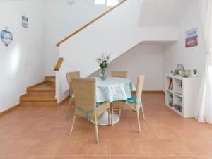 库姆布勒德尔索尔Belvilla by OYO Villa Junique的一间带桌椅和楼梯的用餐室