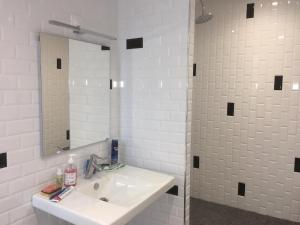 Mouchamps赛德小城堡的白色的浴室设有水槽和镜子