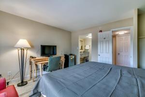 Beachcomber Inn & Suites客房内的一张或多张床位
