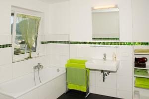 圣吉尔根Haus - Salzkammergut的白色的浴室设有水槽和浴缸。
