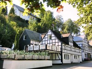 施马伦贝格Pretty holiday home near the ski area的一座黑白房子,前面有一个花园