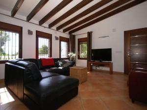 莫莱拉Nice villa in Moraira with private pool and lots of privacy的客厅配有皮革家具和平面电视