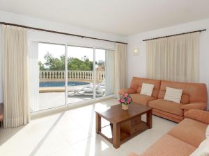 库姆布勒德尔索尔Belvilla by OYO Magnolias的客厅配有沙发和桌子