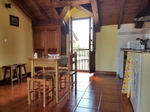 桑提亚纳德玛El Pedroso的一间厨房,里面配有桌椅