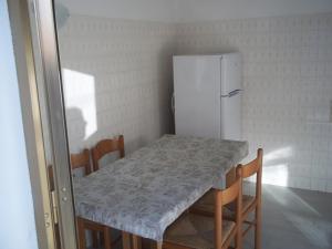 泰塞拉格龙达拉古纳尔公寓的厨房配有桌子和冰箱
