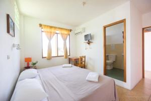 阿约拉港加拉帕戈斯佛得角阿祖尔酒店的白色卧室配有床和镜子
