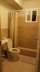 塔穆宁美丽公寓 - 带2间卧室和浴缸的浴室配有卫生间、盥洗盆和淋浴。