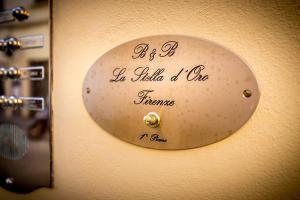 佛罗伦萨拉斯特拉多洛住宿加早餐旅馆的墙上的时钟,上面有标志
