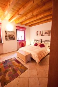 维罗纳Casale Manzoni的一间卧室设有一张大床和木制天花板
