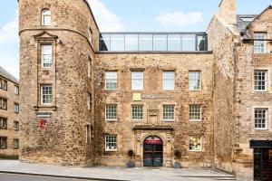 爱丁堡爱丁堡皇家大道公寓式酒店的一座红门大砖砌的建筑