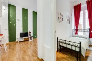 罗马圣科思玛托公寓的卧室拥有绿色和白色的墙壁,配有一张床