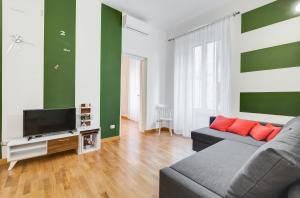 罗马圣科思玛托公寓的带沙发和平面电视的客厅