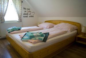 巴德瓦尔特斯多夫菲瑞恩豪斯巴德瓦尔特斯多夫酒店的一间卧室配有一张木床,床上装有两袋
