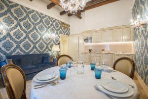 威尼斯威尼斯爱帕特里兹公寓的餐桌,上面有盘子和玻璃杯