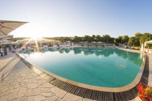 圣凯撒利亚温泉Augustus Resort的阳光明媚的度假胜地内的大型游泳池