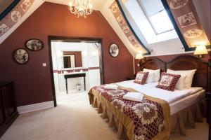 吉日茨科圣布鲁诺酒店的一间卧室设有一张大床和一个窗户。