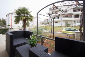 波雷奇Apartments Adria的阳台设有长凳,享有街道景色。