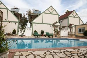 里科索翁Ermolaos Hillside Villas的一座别墅,在一座建筑前设有一个游泳池