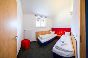 奥尔施泰特奥尔施泰特城堡度假酒店的一间小房间,配有两张床和一张沙发