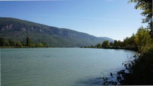 Porcieu-Amblagnieu索思的享有山脉背景的河流美景