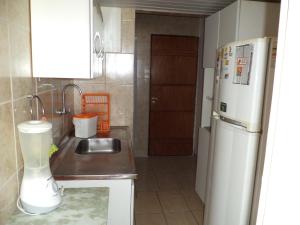 累西腓Apartamento Boa Viagem的一间带水槽和冰箱的小厨房