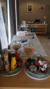 RietfonteinMarjaniek Wedding Venue & Guest House的上面有容器的食物的桌子