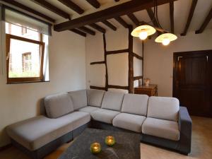 特文Spacious holiday home in Teuven with garden的客厅配有沙发和桌子