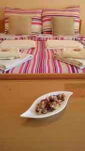 迪瓦查奥斯特利贾纳普拉尼尼住宿加早餐旅馆的一张桌子上一盘食物,放在床边