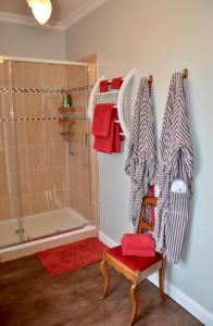 滨海布洛涅敏诺迪尔62号住宿加早餐旅馆的带淋浴和红色椅子的浴室