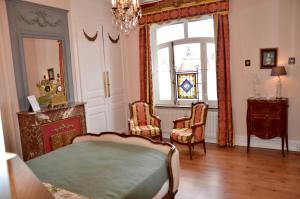 滨海布洛涅敏诺迪尔62号住宿加早餐旅馆的一间卧室配有一张床、两把椅子和一个窗户