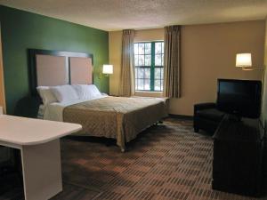 赫兰多托莱多美国长住酒店客房内的一张或多张床位