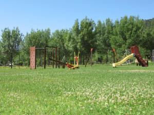 科托里奥斯皮纳尔乡村公寓的一片空旷的公园,在田野里设有游乐场设备