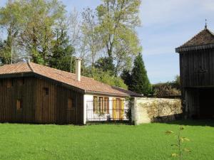 Revigny-sur-OrnainSuperb villa with private heated pool的旧谷仓和田野中的建筑
