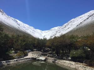 派瓦诺Cabañas Luna de Cuarzo, Cochiguaz的积雪覆盖的山前的水池