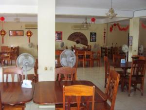 科罗萨尔Mirador Hotel的用餐室配有木桌和椅子
