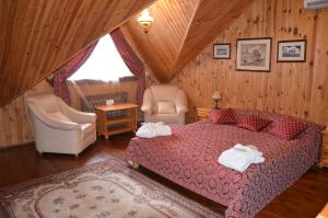 RomankivChumatskiy Shlyah的一间卧室配有一张床、两把椅子和一个窗户