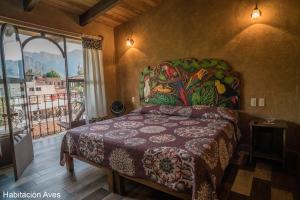 迪坡斯特兰Flor de Cera的一间卧室配有一张壁画床