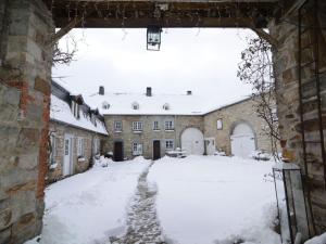 韦姆Medieval farmhouse with private garden的被雪覆盖的建筑物的入口