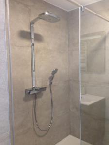 奥斯坦德Comfort Aan Zee Guestrooms的浴室内配有淋浴和头顶淋浴