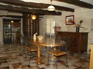 姆勒莎图Vintage holiday home near Rodez in Aveyron的一间带木桌和椅子的用餐室