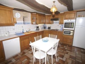 姆勒莎图Vintage holiday home near Rodez in Aveyron的厨房配有白色桌子和白色家电