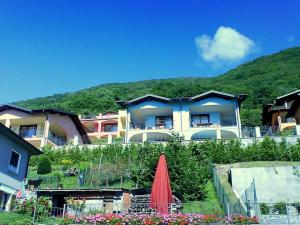 奥杰比奥Belvilla by OYO Panoramica的山丘上的房子,有红伞